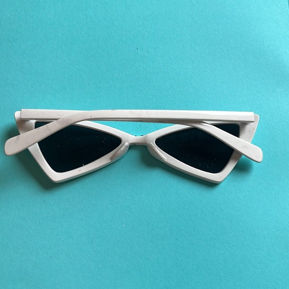 cat-eyed sunglasses - Picture 3 of 5